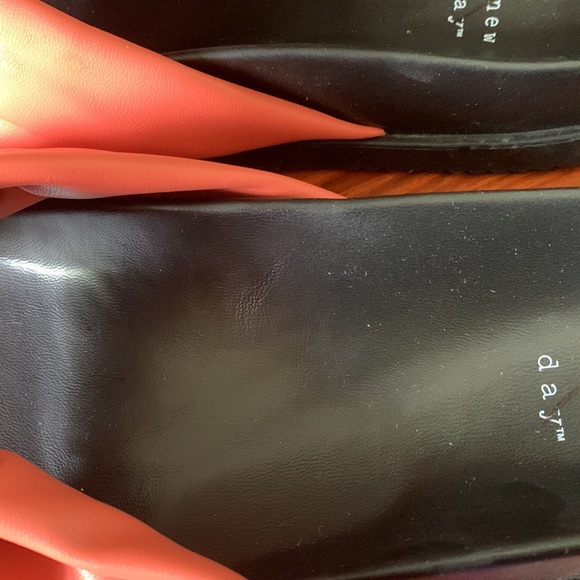 A new day flip flops, new without tags - Picture 9 of 9